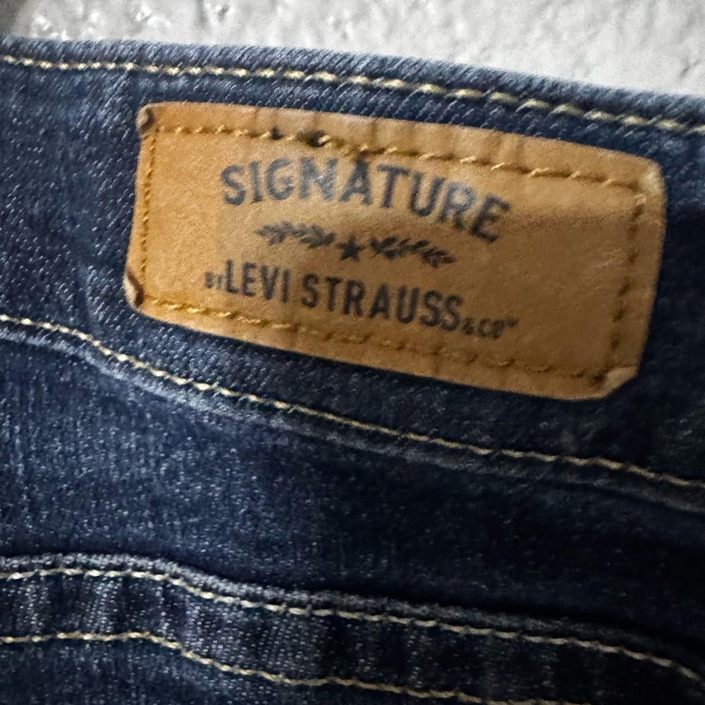 Signature by Levi Strauss Women’s Dark Wash Jeans | Size 6–8 Short | 28” Inseam - Picture 5 of 6